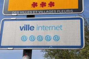 Panneau “Ville internet” (Rosny-sous-Bois, 2016). La présence de site internet dans les communes n'est pas systématique. Chabe01/Wikimedia, CC BY-SA