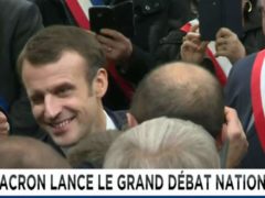 Emmanuel Macron devant les maires de Normandie (capture euronews)
