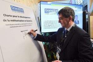 Jean Rottner signe la charte méthanisation au Salon de l’agriculture (photo Stadler, région)