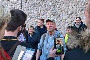 Fabrice Gallant accueilli par ses amis en sortant de l'hôtel de police de Nancy (DR)