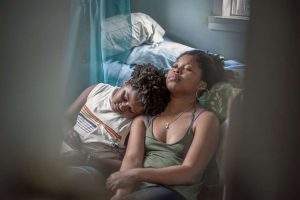 Les deux jeunes comédiennes, Tatum Marilyn Hall et Dominique Fischback, incarnent deux sœurs qui ont déjà connu une tragédie familiale.