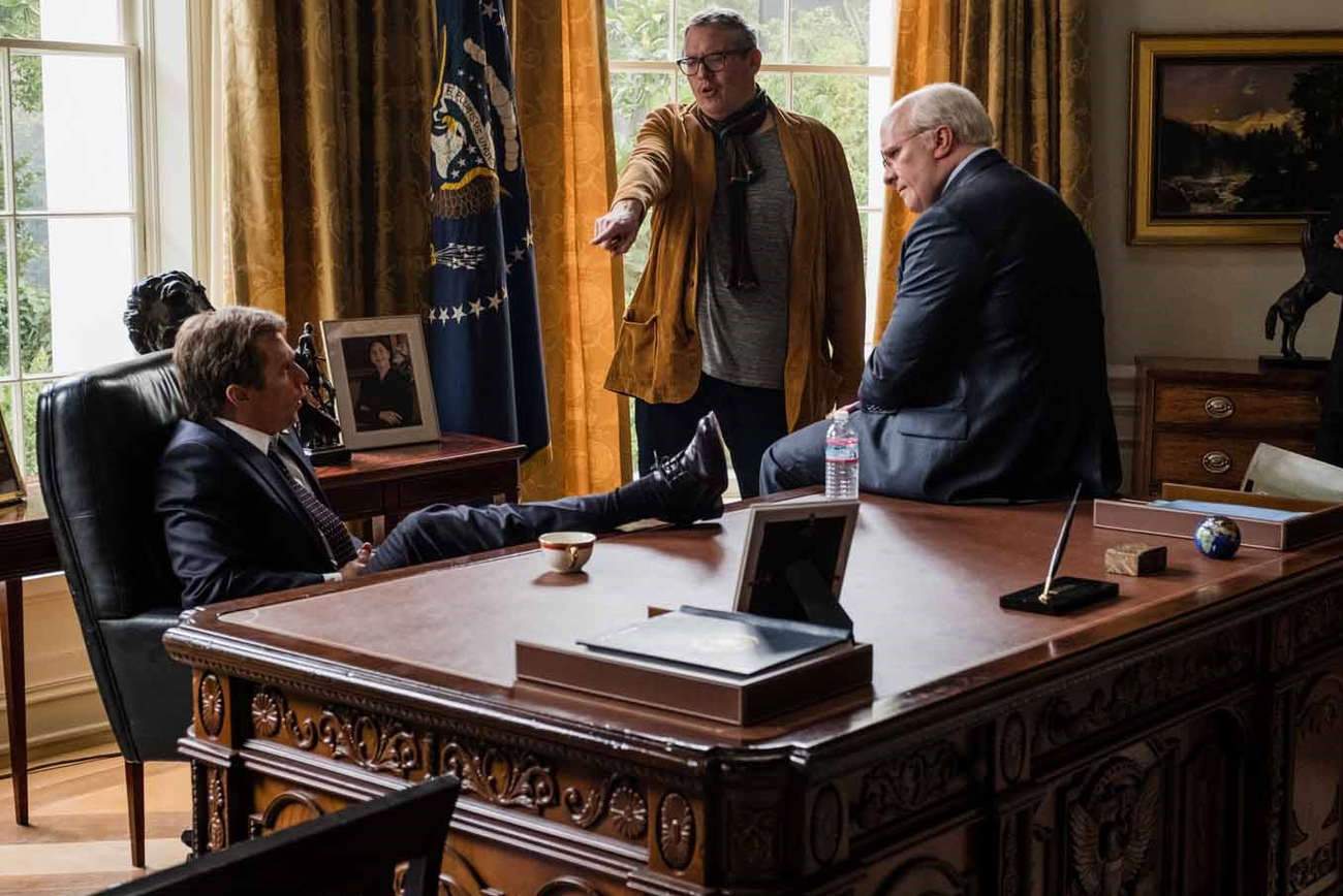 « J’essaie tout simplement de rendre les choses plus accessibles », dit le réalisateur Adam McKay, ici sur le tournage entre Sam Rockwell (qui incarne Geroge W. Bush) et Christian Bale (en Dick Cheney).