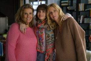 La jeune actrice Thaïs Alessandrin (au centre) avec ses « deux » mères sur le tournage : la vraie, Lisa Azuelos, et celle de cinéma, Sandrine Kiberlain.
