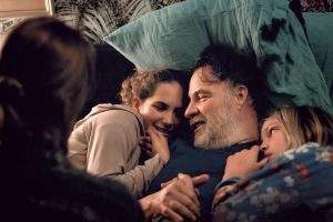 « C’est ça l’amour » est un film bourré d’humanité, l’histoire d’un père attentionné qui se démène pour élever ses deux filles au mieux.