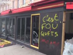 Le célèbre restaurant du Fouquet's détruit par les casseurs (capture Euro News)
