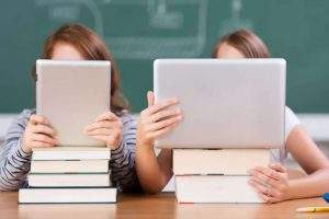Forme, couverture du livre, odeur, nombre et épaisseur des pages aident notre cerveau à intégrer les informations qui lui parviennent. Shutterstock