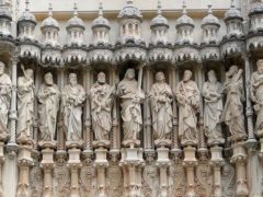 Statues du Christ et des 12 apôtres sur la façade de la basilique Santa Maria de Montserrat à Monistrol de Montserrat, Catalogne. Pixabay/BarBud, CC BY-SA