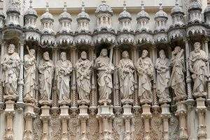 Statues du Christ et des 12 apôtres sur la façade de la basilique Santa Maria de Montserrat à Monistrol de Montserrat, Catalogne. Pixabay/BarBud, CC BY-SA