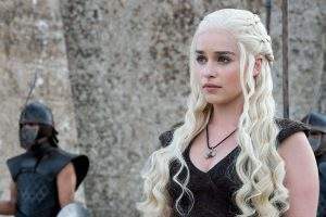 Daenerys Targaryen incarnée par Emilia Clarke (Game of Thrones, HBO, 2011-). Serieously.com, Author provided