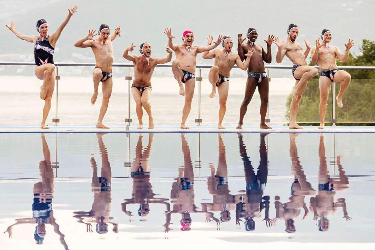 Sélectionnés pour les Gay Games, l’équipe des « Crevettes Pailletées » va devoir s’entraîner dur sous la houlette d’un champion de natation macho.
