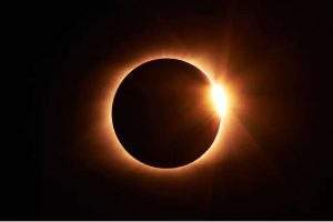 L'éclipse comme outil de vérification de la théorie d'Einstein.Jongsun Lee / Unsplash, CC BY-SA