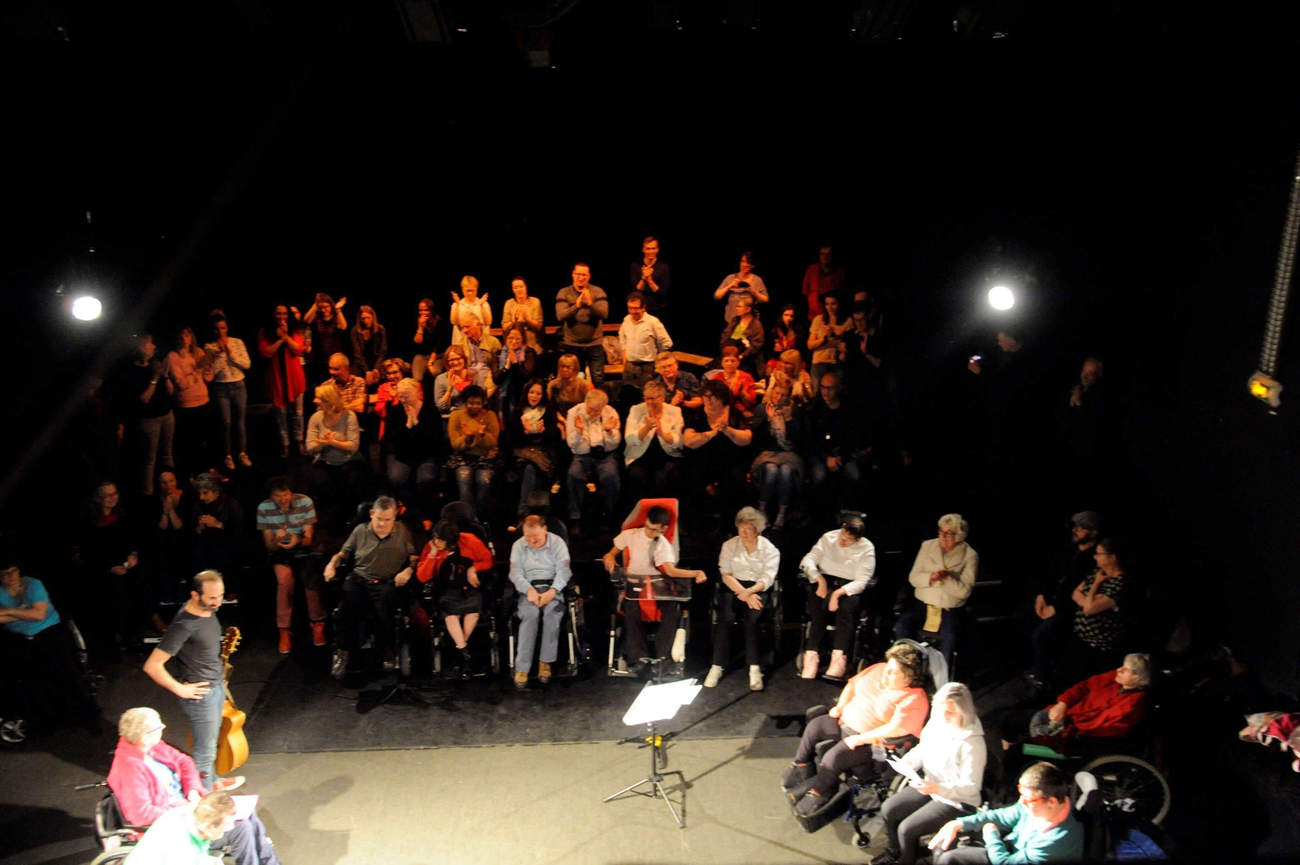 Une vingtaine d'artistes sur la scène du théâtre de la rue Mon-Désert à Nancy (photo b.prudhommes)