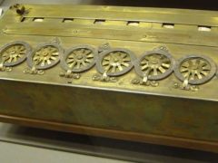 La Pascaline : une des premières machines à calculer, ancêtre de nos ordinateurs. Wikipedia