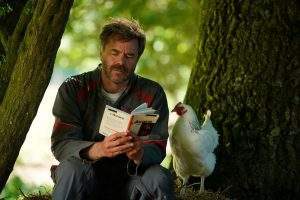 Guillaume de Tonquédec incarne Raymond, un fermier qui récite des vers à ses poules, pour les remercier d’avoir si bien pondu.