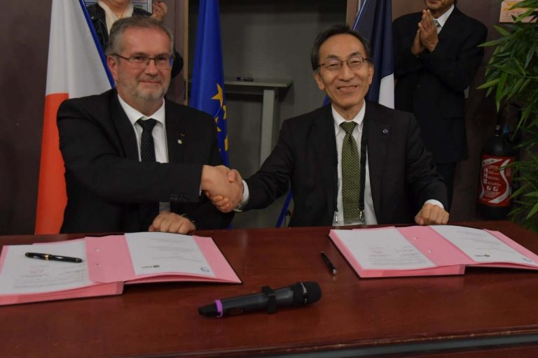 Hideo Ohno et Pierre Mutzenhardt –signature de partenariat durant le World Materials Forum 2018