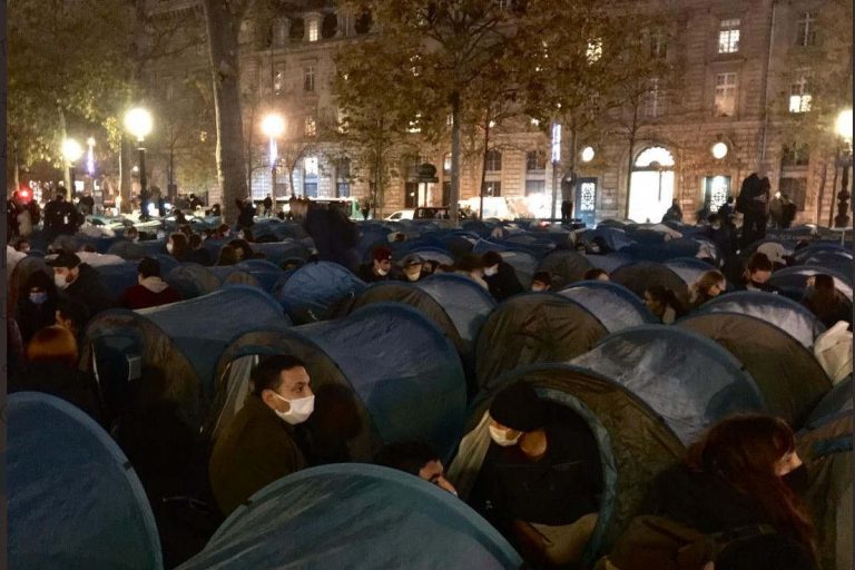 Camp de migrants place de la République à Paris (capture Utopia56)
