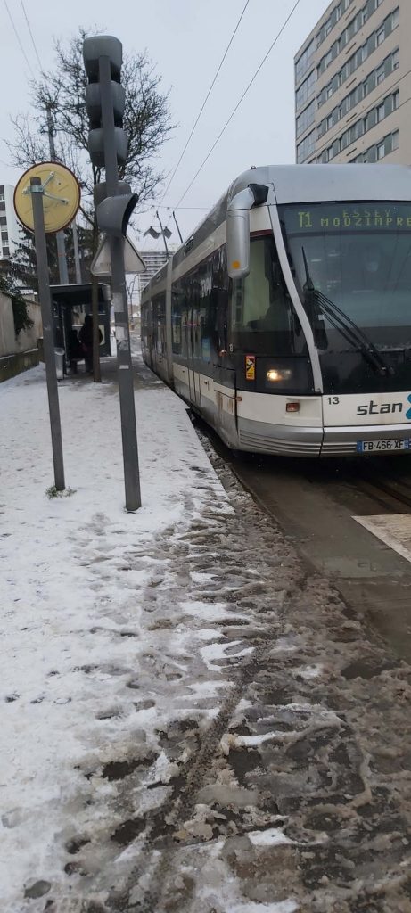 Le tram en difficultés avec la neige (DR)