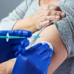 injection-vaccin-virus-docteur