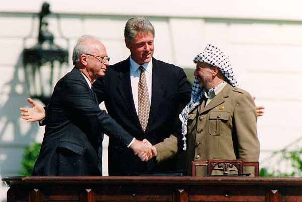 Poignée de main historique lors de la signature des accords d'Oslo sur la pelouse de la Maison-Blanche, le 13 septembre 1993 : encouragé par Bill Clinton, Yasser Arafat tend la main vers Yitzhak Rabin, qui la saisit après une brève hésitation (Wikipédia)