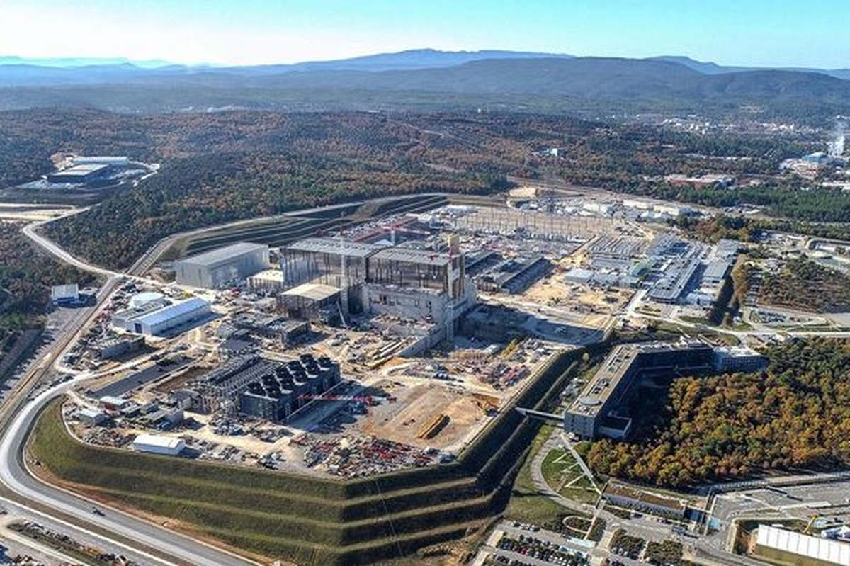 L'expérience ITER est en cours de construction sur un site du sud de la France. Les premières opérations de production de plasma sont prévues pour 2025. Le bâtiment du tokamak est la structure en miroir au centre. Crédit photo : ITER Organization/EJF Riche.
