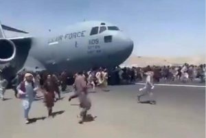 Vent de panique à l'aéroport de Kaboul (LesNews, sur Twitter)