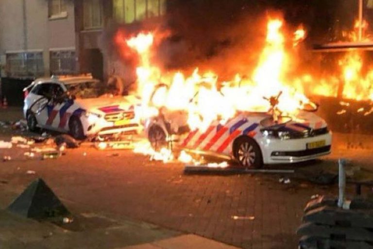 Rotterdam : des voitures de police brûlées (capture Twitter)