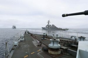 e groupe naval de l'OTAN navigue dans la mer de Barents. Photo Royal Navy-