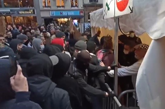 Le marché de Noël du Luxembourg envahi par des manifestants (capture Twitter)