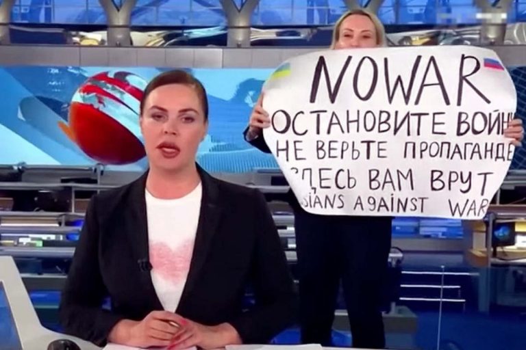 Marina Ovsyannilova brandit une pancarte anti-guerre à la télévision russe le 14 mars 2022 (Capture Twitter)