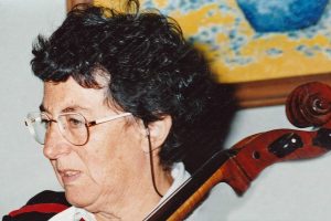 Marion Créhange jouant du violoncelle (Alain Quéré, CC BY-SA 4.0 httpscreativecommons.orglicensesby-sa4.0, via Wikimedia Commons)