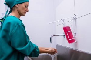 Le lavage des mains à l'hopital une barrière aux germes pathogènes (UnLimphotos)