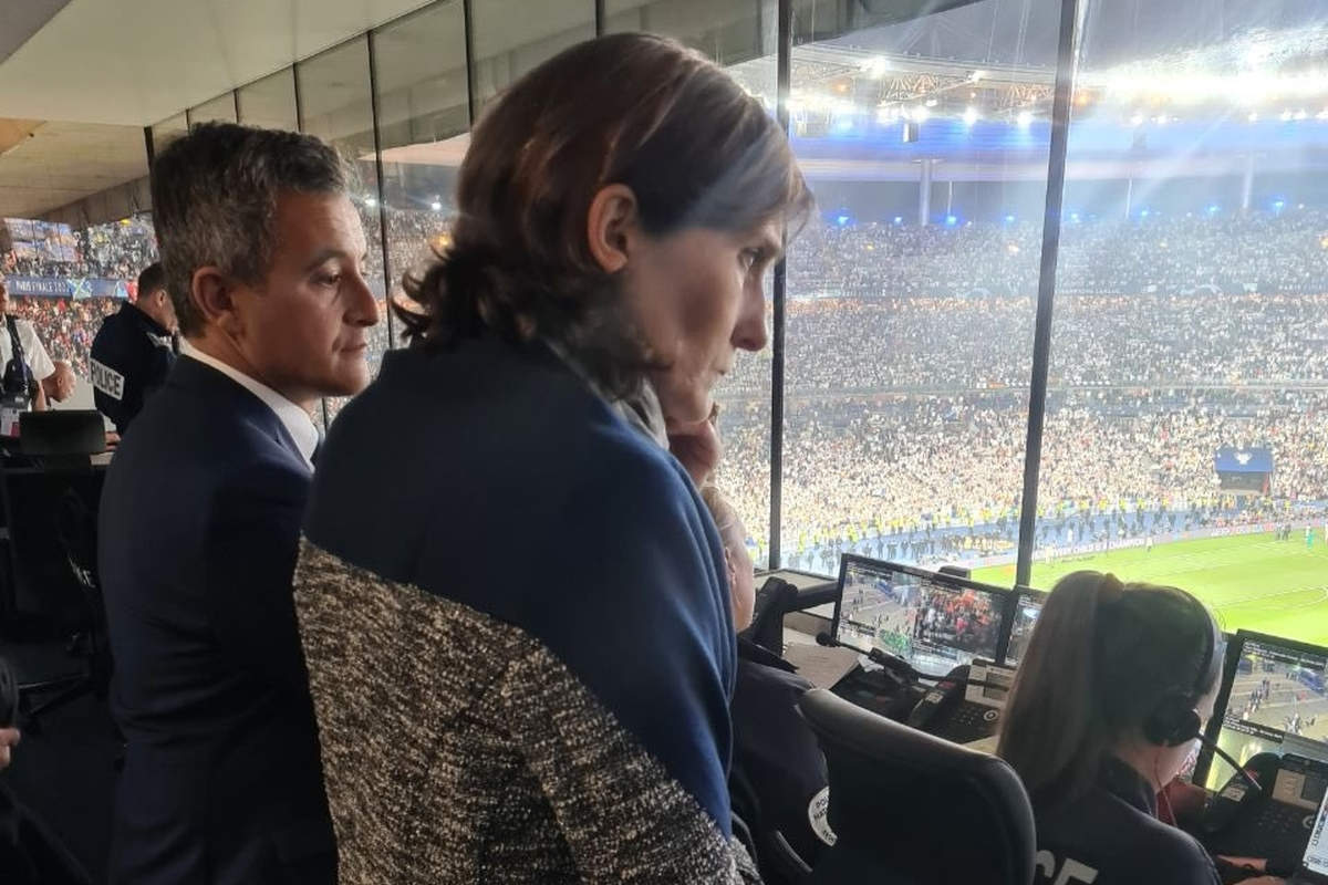 Gérald Darmanin assiste au match de foot au stade de France (capture Twitter)