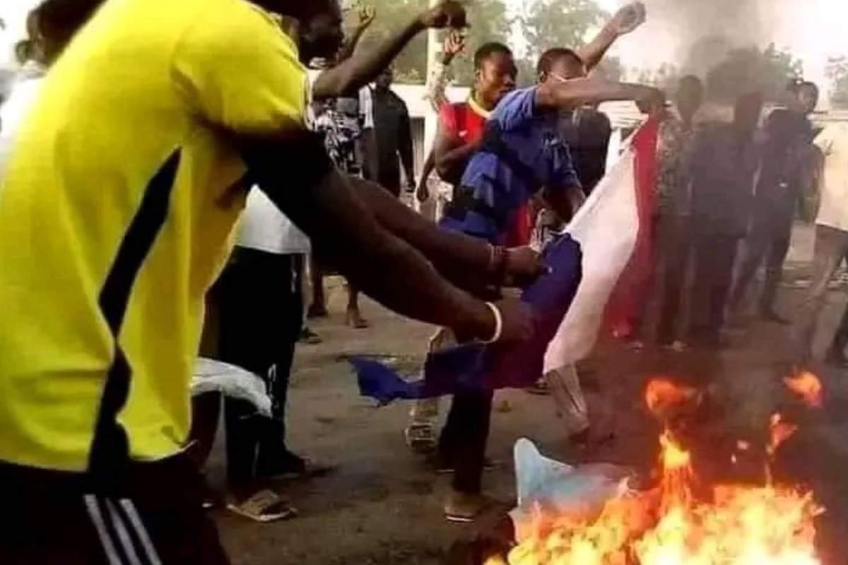 Manifestations au Tchad, le drapeau français brûlé (capture Twitter)
