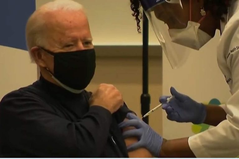 Joe Biden, quatre fois vacciné (capture Euronews)