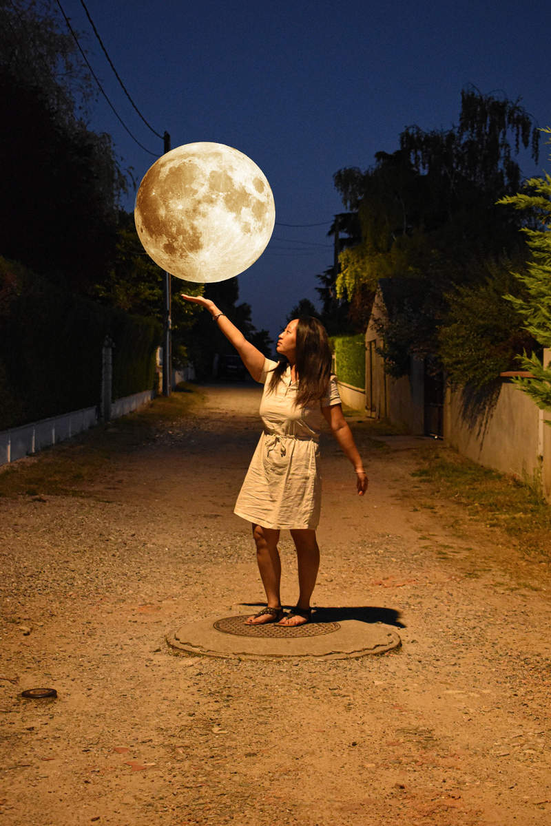 La lune pose sur une main (Photo Mickaël Gast)