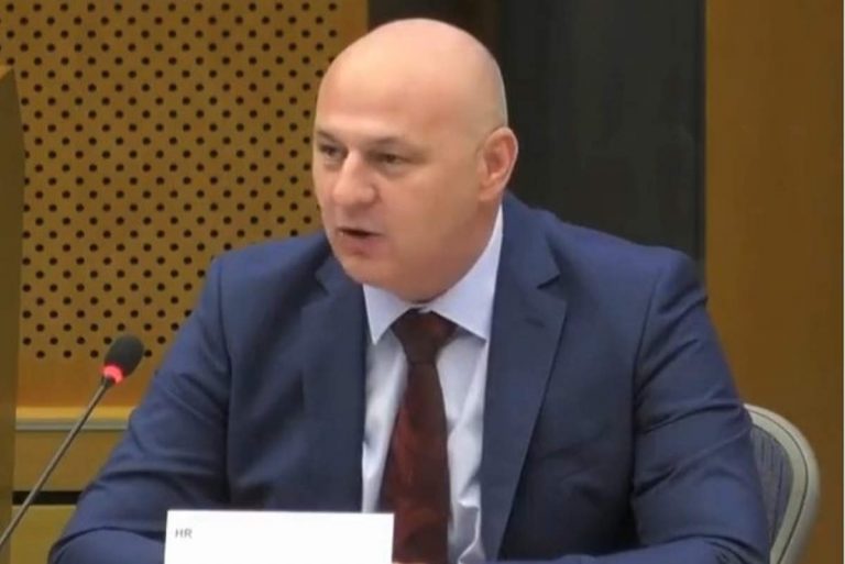 Le député européen Mislav KOLAKUŠIĆ (capture titter)