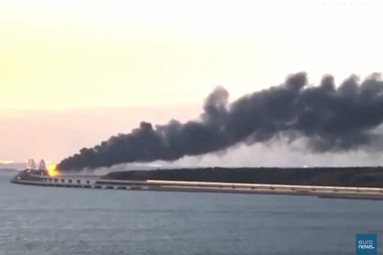 Le pont de Crimée endommagé par une explosion (Capture Euronews)