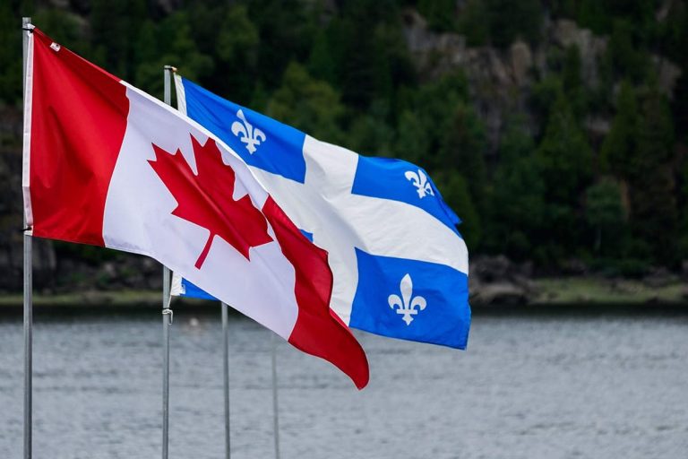 Drapeaux Canada-Québec (CC BY-SA 4.0, via Wikimedia Commons)