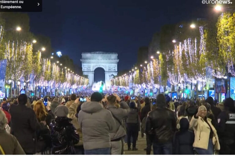 Les Champs-Élysées illuminés (Euronews)