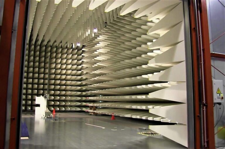 La grande chambre d'essai anéchoïque CEM drive-in d'EMC Technologies à Victoria, en Australie.