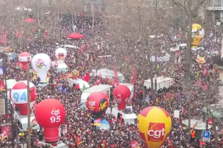 Une foule compacte à Paris (Capture euronews)