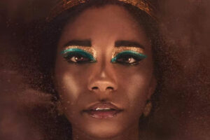 Adele James dans le rôle de Cléopâtre (« Queen Cleopatra » de Jada Pinkett Smith, Netflix, 2023). Parle Magazine