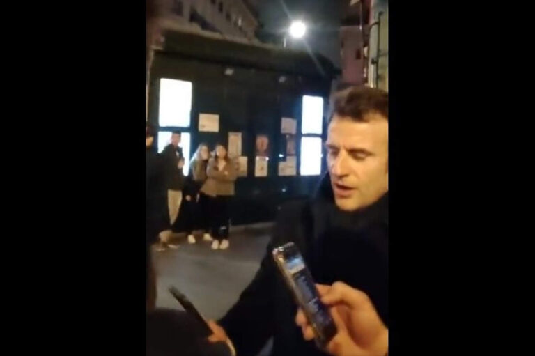 Macron chante Le Refuge dans les rues de Paris (Twitter)