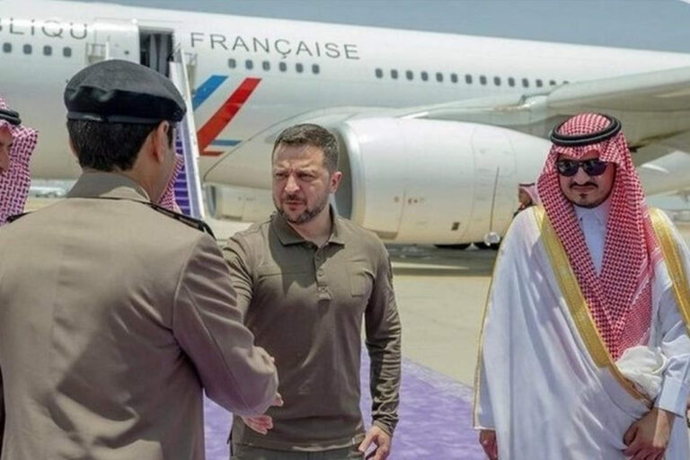 Zelinsky à bord d'un avion de la République Française (Photo officielle distribuée par l'Arabie Saoudite)