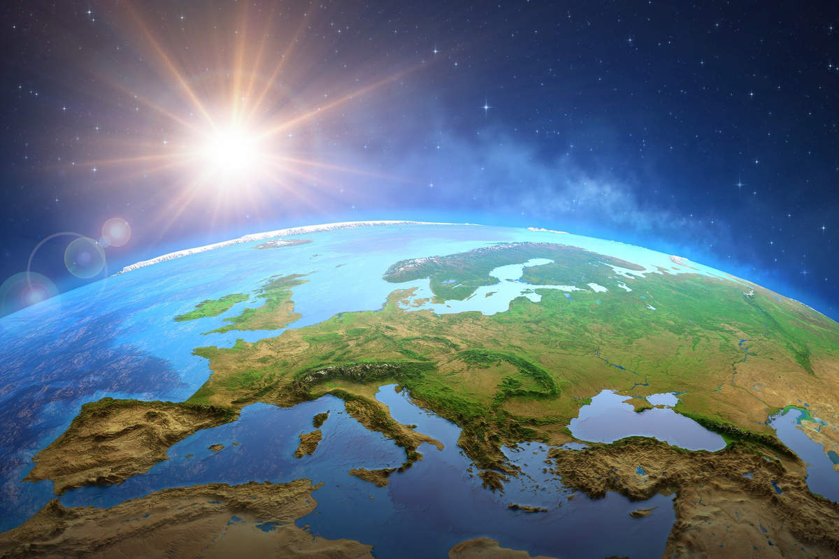 L'orbite de la Terre autour du Soleil n'est pas un cercle parfait, mais une ellipse dont le Soleil occupe un des foyers, et qui est perturbée par l'attraction des autres planètes et de la Lune (UnlimPhotos)