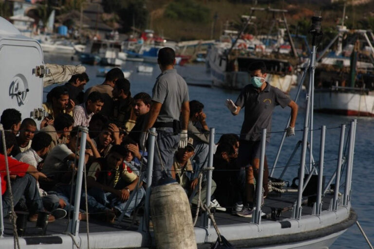 Arrivée massive de mkigrants à Lampedusa ( Sara Prestianni / Noborder Network, CC BY 2.0, via Wikimedia Commons)