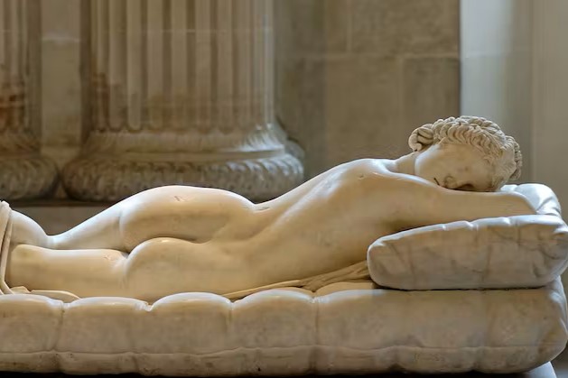 Statue allongée Statue d’Hermaphrodite, copie romaine d’un original grec du IIe siècle av. J.-C. Musée du Louvre, Paris. Wikipédia