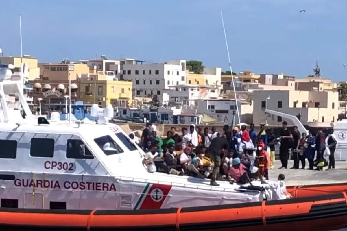 Plus de 11.000 migrants sur l'île de Lampedusa en quelques jours (Capture euronews)