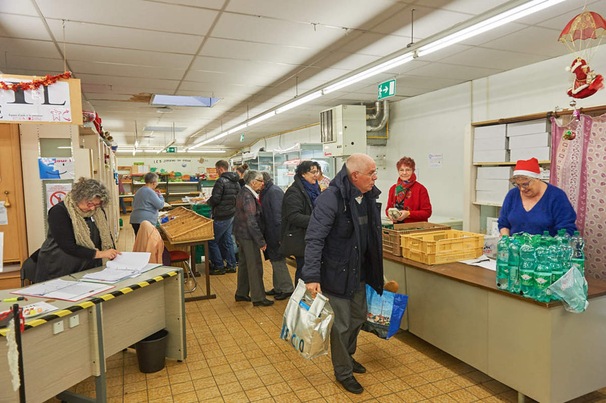 Distribution des repas aux nécessiteux (Photo credit: villenevers on Visualhunt.com)