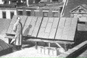 George Cove à côté de son troisième panneau solaire. Popular Electricity Magazine, April 1910 Low Tech Magazine